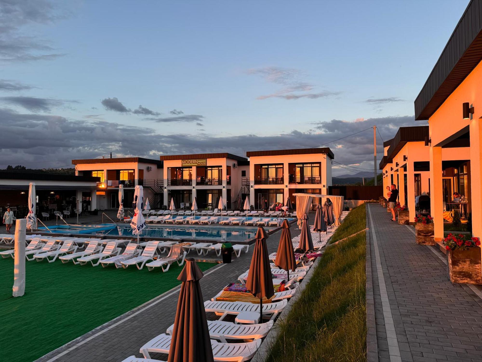 Modern House Hotel Solotvyno Exterior photo
